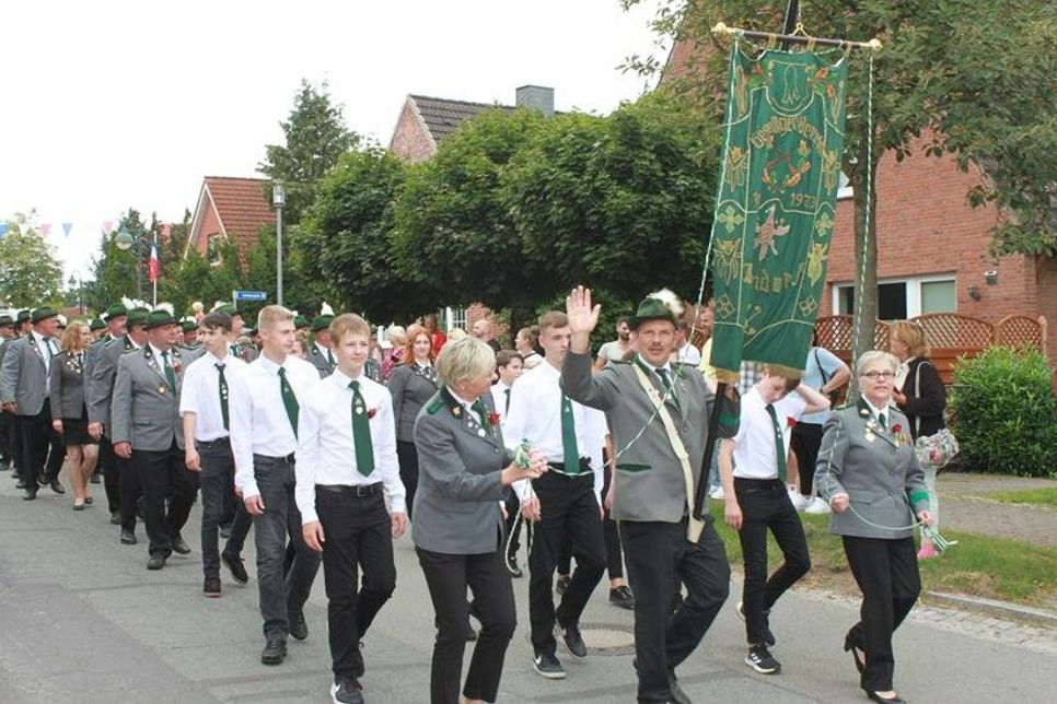 Die Bujendorfer Schützenbrüder und -schwestern.
