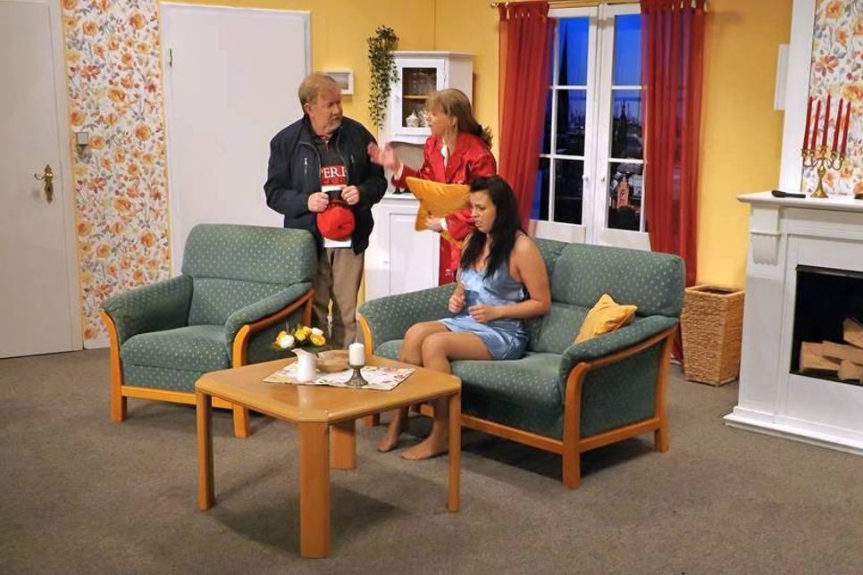 Die Eheleute Claudia und Bernhard wollen die gemeinsame Wohnung für außereheliche Rendezvous nutzen.