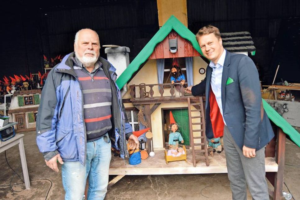 Verwaltungschef Dr. Uwe Brinkmann nahm auch in diesem Jahr die Zwergen-Häuser von Rolf Kirsten in Augenschein, bevor die putzigen Wichtel nun wieder ihr Tagewerk verrichten.