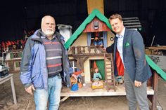 Verwaltungschef Dr. Uwe Brinkmann nahm auch in diesem Jahr die Zwergen-Häuser von Rolf Kirsten in Augenschein, bevor die putzigen Wichtel nun wieder ihr Tagewerk verrichten.