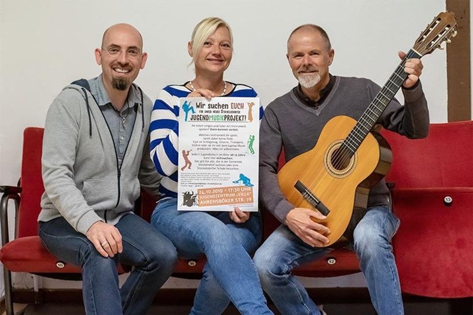 Nehmen ab sofort Meldungen für das neue Jugendmusikprojekt entgegen: Gordon Krei (v.li., Leiter des Arbeitskreises Kultur), Diana Romanski (Jugendzentrum Stockelsdorf) und Dirk Hakelberg (Kinder- und Jugendberater der Jugendpflege).   (Foto: Gordon Krei/hfr)