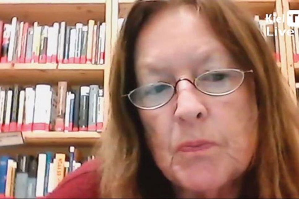 Im Live Stream des Offenen Kanals Kiel stellte Dr. Ingaburgh Klatt, Vorsitzende des Trägervereins Gedenkstätte Ahrensbök/Gruppe 33 e.V., die Arbeit in der Gedenkstätte Ahrensbök vor.