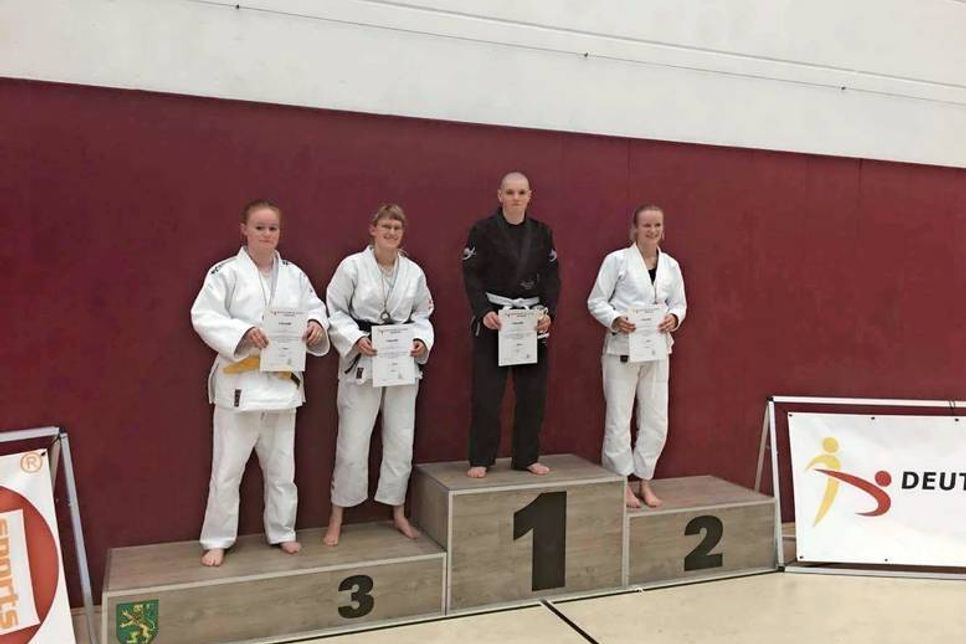 Siegerehrung mit Karina Schmidt auf Platz 1.