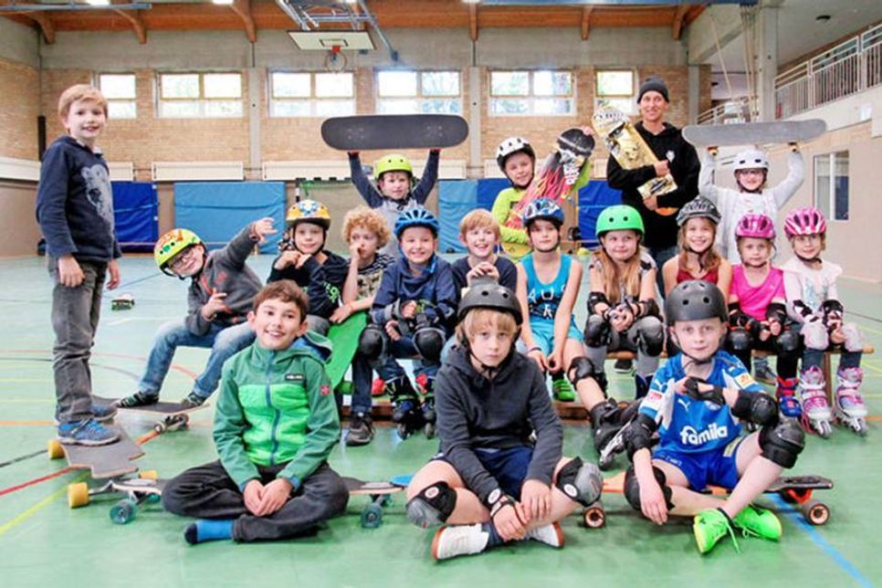 Die Skate- und Inliner-AG von der Grundschule Laboe trainiert derzeit fleißig den „Sport auf Rollen“ in der Halle