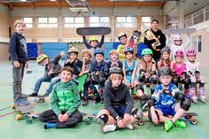 Die Skate- und Inliner-AG von der Grundschule Laboe trainiert derzeit fleißig den „Sport auf Rollen“ in der Halle