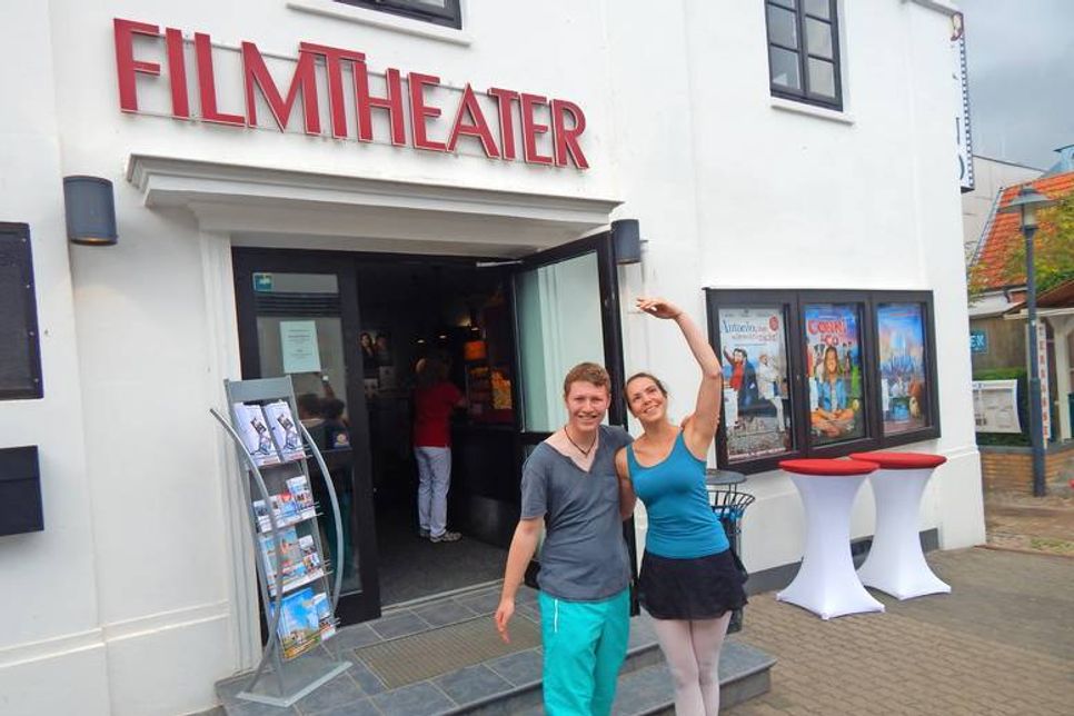 Natascha Bier und Bennet Krabbenhöft kurz vor ihrem zweiten Auftritt im Burg Filmtheater