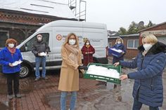 Renate Beck (re.) nimmt freudig die FFP 2-Masken an entgegen, die Renate Weltrowski (vorn links) und Karin Peters-Leber (2.v.re.) als Spende bringen. Cornelia König (li.), Jürgen Weiser und Gudrun Knehler (alle Tafel Preetz) freuen sich mit.