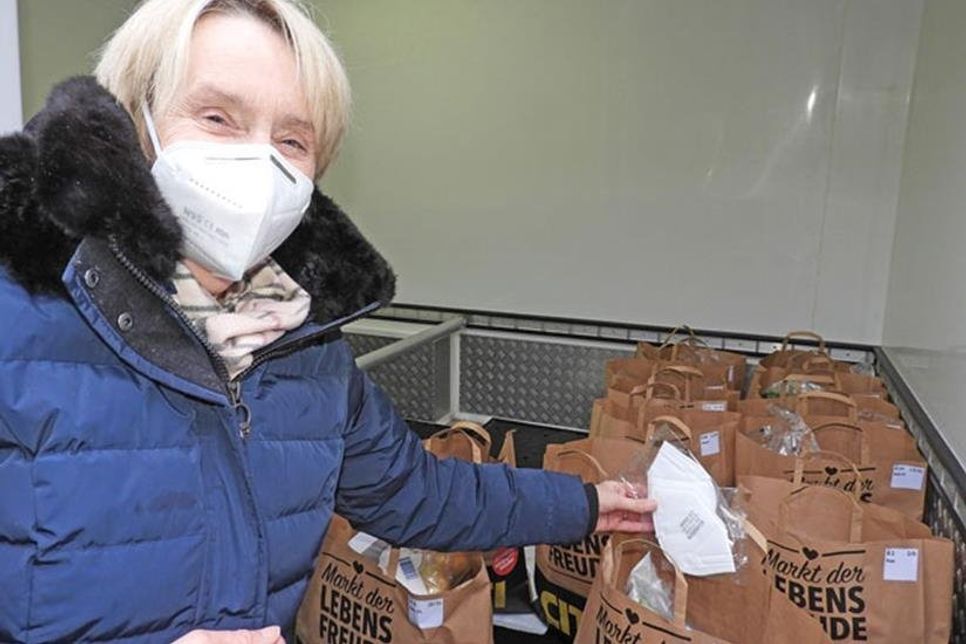 Die ersten Masken werden gleich eingetütet und gehen mit zur Ausgabe in Schwentinental.