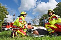 Nach der Explosion finden Rettungskräfte erste Verletzte auf dem Gelände.