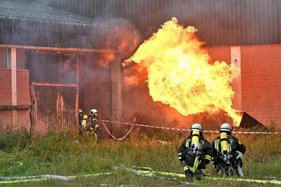 Pyrotechnik bot beeindruckende Effekte bei der Übung des Katas­trophenschutzes des Kreises Plön.