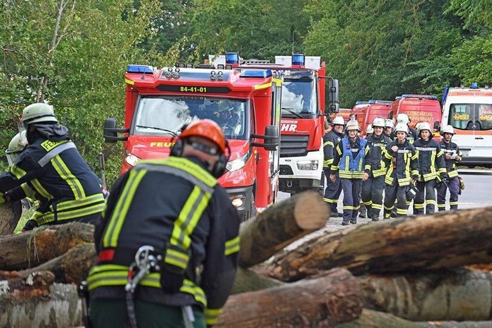 Die Einsatzfahrzeuge mussten die Öffnung der Zufahrt zunächst abwarten.