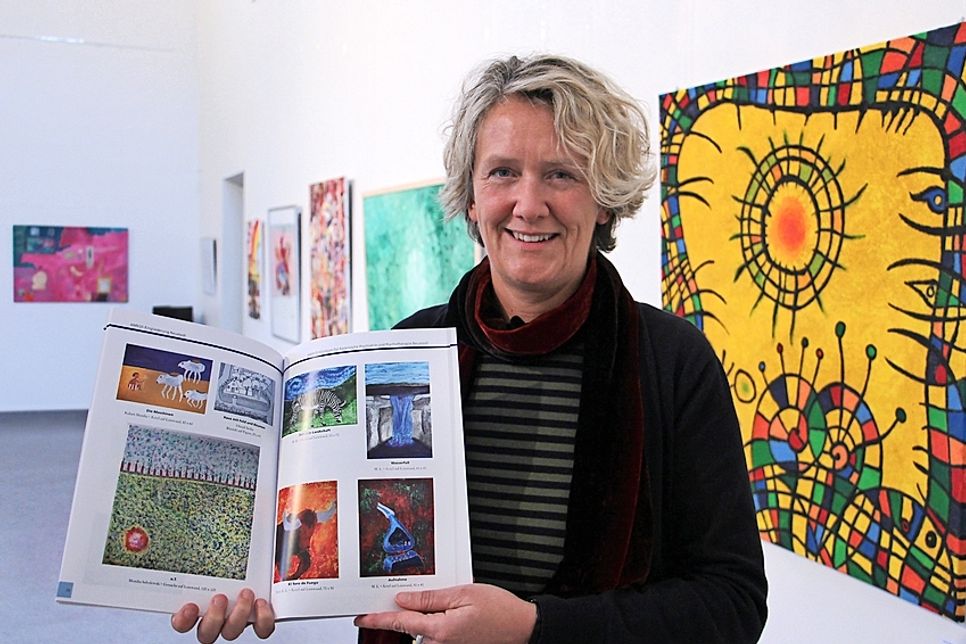 Anke Kessenich mit dem umfangreichen Katalog zur Ausstellung. Deutschlandweit war zur Teilnahme am Ameos Kunstpreis aufgerufen worden.