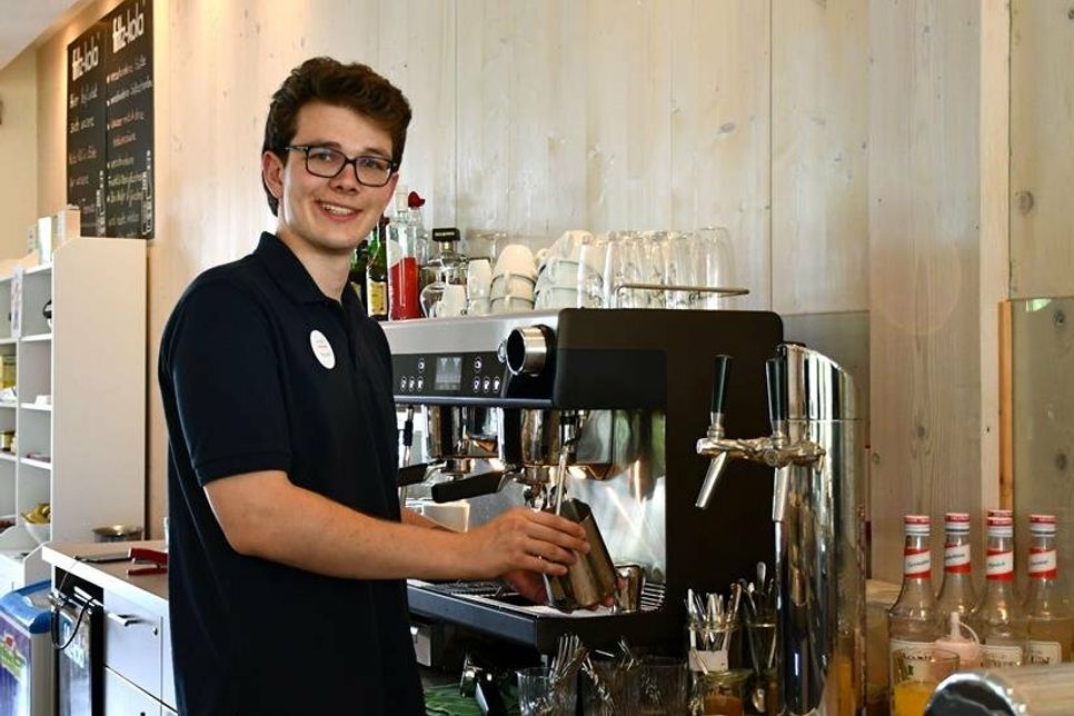 Vincent Klause-de Pupka kann im Hotel  seine Kenntnisse aus dem Barista-Workshop gleich einsetzen.