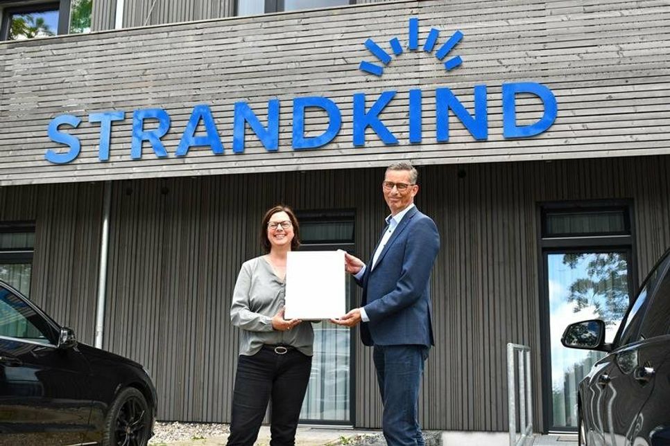 Geschäftsführerin Andrea Iskraerhielt von Markus Dusch das Ausbildungszertifikat.