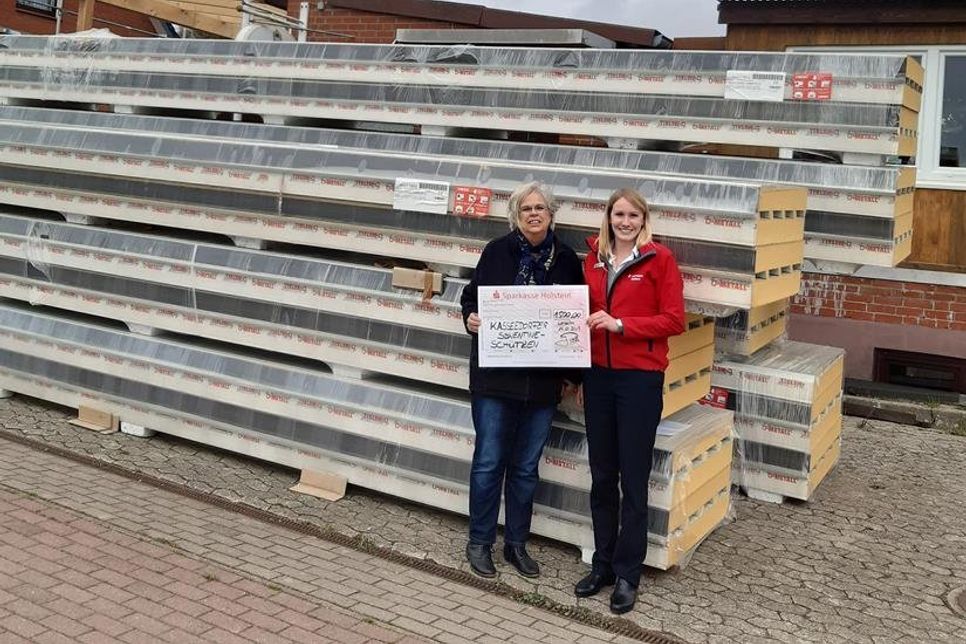 Sie freuen sich gemeinsam über die Hilfe bei der Dachsanierung am Vereinsheim der Kasseedorfer Schwentine-Schützen: Jasmin Path, Leiterin der Filiale der Sparkasse Holstein in Lensahn (re.), und die 1. Vorsitzende Brunhilde Bendfeldt. (Foto: Winfried Jung)