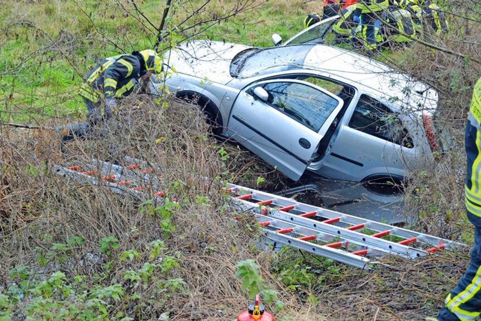 Der Opel Corsa kam nach über 50 Meter im Straßengraben zum Stehen. Die Ursache für den Unfall ist bisher nicht geklärt. Die Fahrbahn war zum Unfallzeitpunkt nicht glatt. (Foto: René Kleinschmidt)