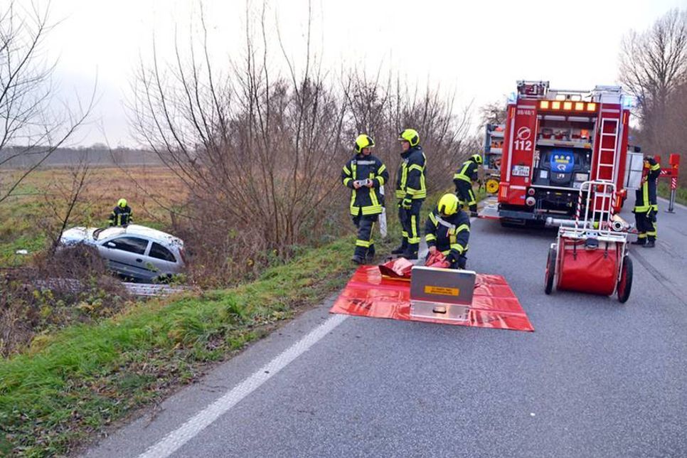 Der Opel Corsa kam nach über 50 Meter im Straßengraben zum Stehen. Die Ursache für den Unfall ist bisher nicht geklärt. Die Fahrbahn war zum Unfallzeitpunkt nicht glatt. (Foto: René Kleinschmidt)
