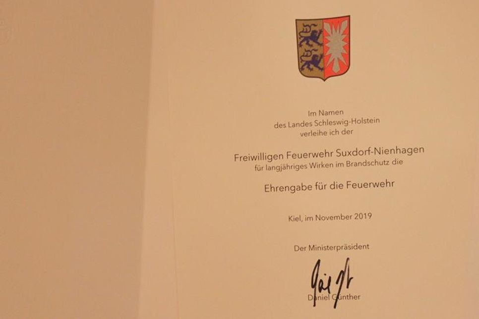 Die Ehrenurkunde des Ministerpräsidenten Daniel Günther.