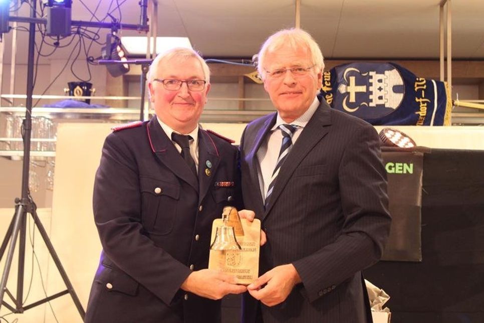 Landrat Reinhard Sager (re.), ehemaliger Schriftwart der Feuerwehr Suxdorf-Nienhagen, überreichte neben der Ehrenurkunde des Ministerpräsidenten auch die „Goldene Glocke“ der Landesregierung.