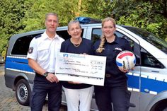 Turnier-Organisator Nicky Päsch und Maren Büttner, stellvertretende Leiterin der Polizeistation Timmendorfer Strand, konnten jetzt einen symbolischen Scheck in Höhe von 2.003,50 Euro an Heidemarie Vesper überreichen. (Foto: René Kleinschmidt)