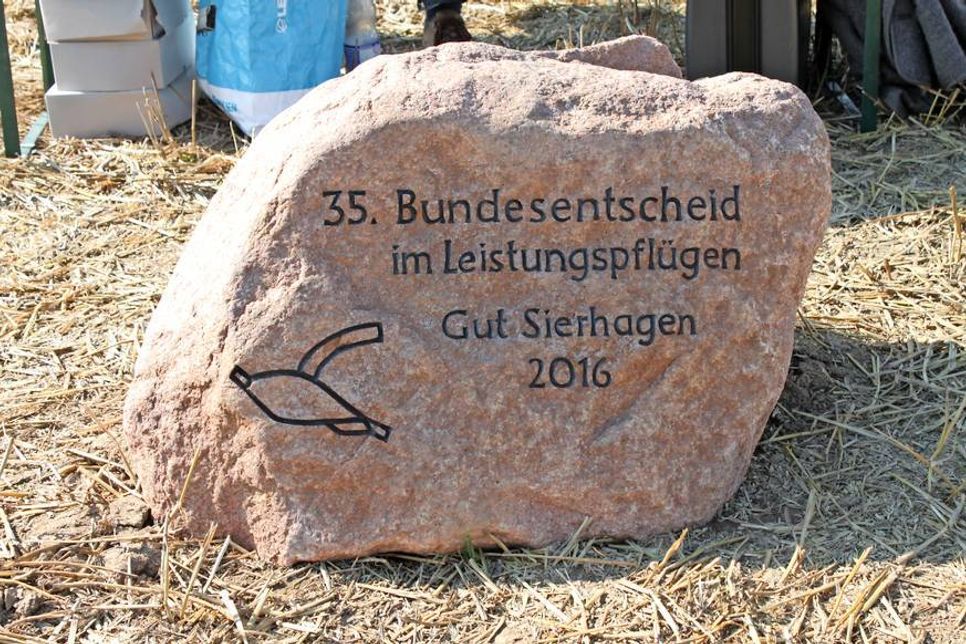Gabe des Deutschen Pflügerrates an den Ausrichter, das Gut Sierhagen. Der Stein wird auf dem Gut platziert.