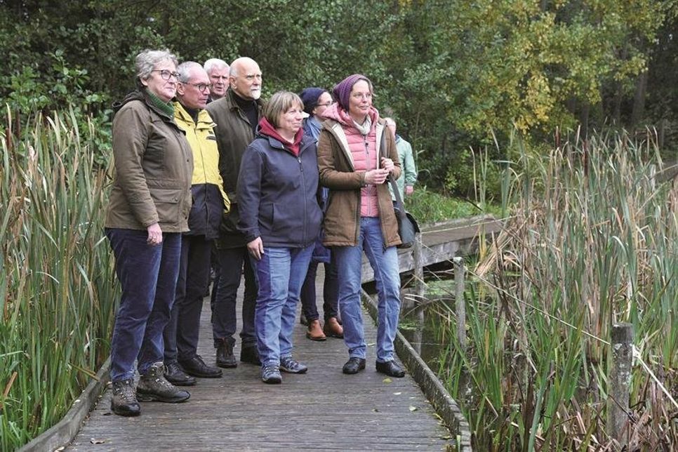 Beim Rundgang (vorne v.l.): Umweltstaatssekretärin Katja Günther mit Pastor Dr. Arnd Heling, Dr. Peter Wendt, Angela Hüttmann, stellvertretende Bürgermeisterin von Schönwalde, und Dr. Katrin Romahn.