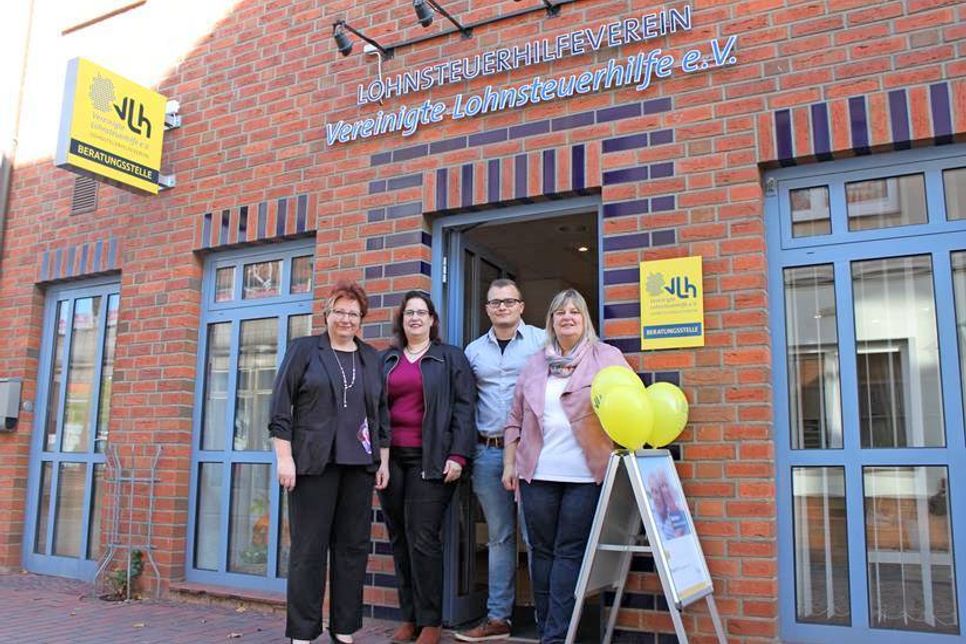 Frauke Nödl, Carolin Steck, Marcus Behrens und Barbara Behrens (v. lks.) betreuen das neue Büro in der Hochtorstraße 1.