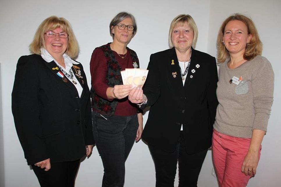 Spendenübergabe mit Dietlinde Meckelnburg, Oberärztin Dr. Gundula Maasberg-Metzker, Petra Hopp und Dipl.-Pädagogin Kathrin Seehusen (v. lks.).