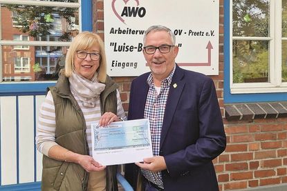 Udo Neumann, Gildekassierer und amtierende Majestät der Preetzer Schützen, übergab Doris Ruhloff, 1. Vorsitzende des AWO-Ortsvereins Preetz, einen Spende über 4.000 Euro, zur Unterstützung der von der AWO getragenen „Betreuten Grundschule“ in der Schusterstadt.