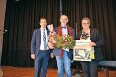 Vor seiner offiziellen Verabschiedung am 25. Januar überreichten Ratekaus Bürgermeister Thomas Keller (l.) und Bürgervorsteherin Gaby Spiller beim Neujahrsempfang ein Präsent an den Schulleiter und Hausherrn Georg Kraus. (Foto: Stefan Setje-Eilers)