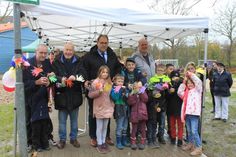 Bürgervorsteher Sönke Sela und Bürgermeister Mirko Spieckermann und Stadtjugendpfleger Norbert Mohwinkel (hinten re.) durchschnitten mit Kindern symbolisch das Band.