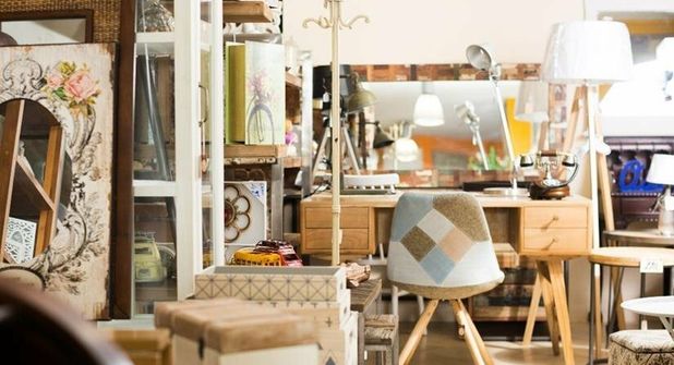 Secondhand ist besonders wegen des Preises und des Umweltaspekts beliebt. Bild: Adobe Stock © JackF