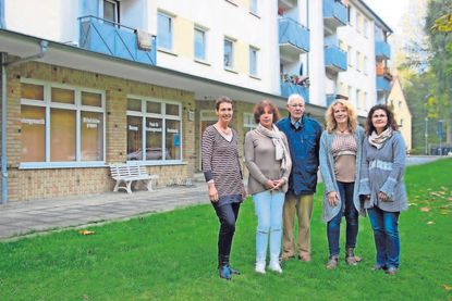 Linker Hand niedergelassen haben sich Luise Bodenstein (Psychotherapeutische Praxis), Martina Huhn-Kah (Praxis für Physiotherapie), Klaus Krohn (AWO), Britta Fenske und Christiane Oosterwoud (Schüler-Lernwerkstatt, v. lks.).