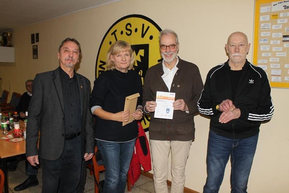 Rainer Gronostay (lks.) mit den Geehrten der bicolaren Abzeichen.