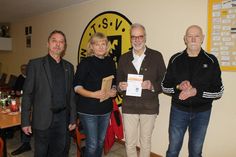 Rainer Gronostay (lks.) mit den Geehrten der bicolaren Abzeichen.