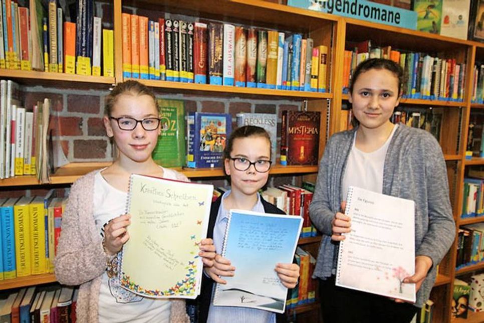 Diese drei jungen Autorinnen halten stolz die erste Ausgabe von „Kreatives Schreiben“ in den Händen – für die nächste Ausgabe suchen sie Verstärkung.