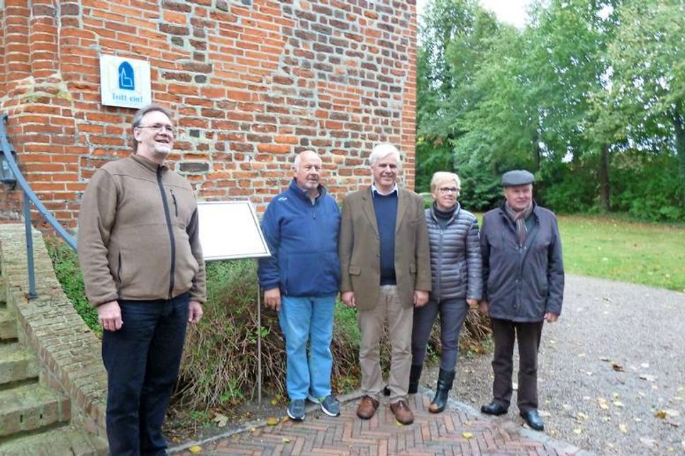 Feierliche Übergabe: Pastor Rüdiger Fuchs, Dorfchronist Hans-Uwe Hartert, Kirchengemeinderatsvorsitzender Fritz Bormann, Vorsitzende des Fremdenverkehrsausschusses Kirsten Sköries, Bürgermeister Volker Stoldt (v. lks.).