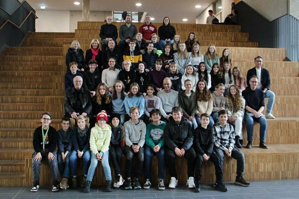 Die teilnehmenden Schülerinnen und Schüler mit den Rotariern, betreuenden Lehrkräften und der Schulleitung.