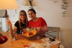 Die reporter-Redakteurinnen Gesche Muchow (lks.) und Kristina Kolbe geben Alltagstipps.