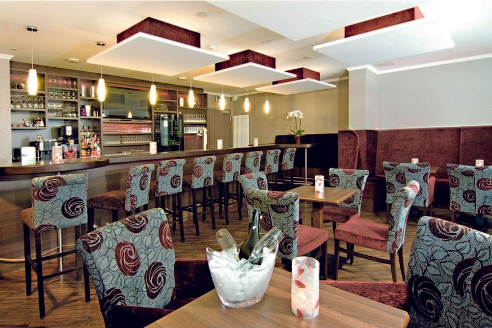 In stimmungsvollem Ambiente lädt die Hotelbar ein, in geselliger Runde den Tag ausklingen zu lassen.