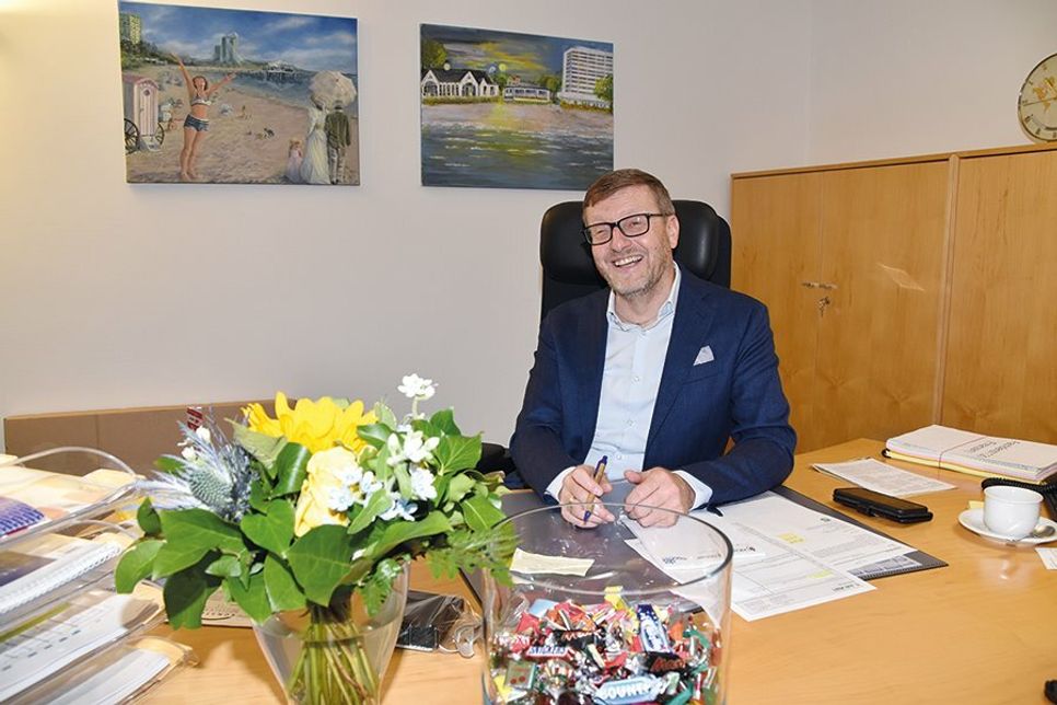 Der neue Bürgermeister der Gemeinde Timmendorfer Strand, Sven Partheil-Böhnke, an seinem ersten Arbeitstag am Schreibtisch in seinem Büro.