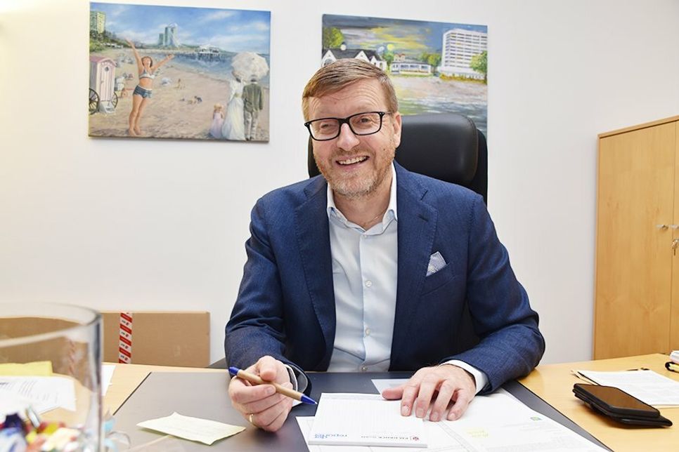 Der neue Bürgermeister der Gemeinde Timmendorfer Strand, Sven Partheil-Böhnke, an seinem ersten Arbeitstag am Schreibtisch in seinem Büro.