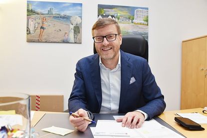 Der neue Bürgermeister der Gemeinde Timmendorfer Strand, Sven Partheil-Böhnke, an seinem ersten Arbeitstag am Schreibtisch in seinem Büro.