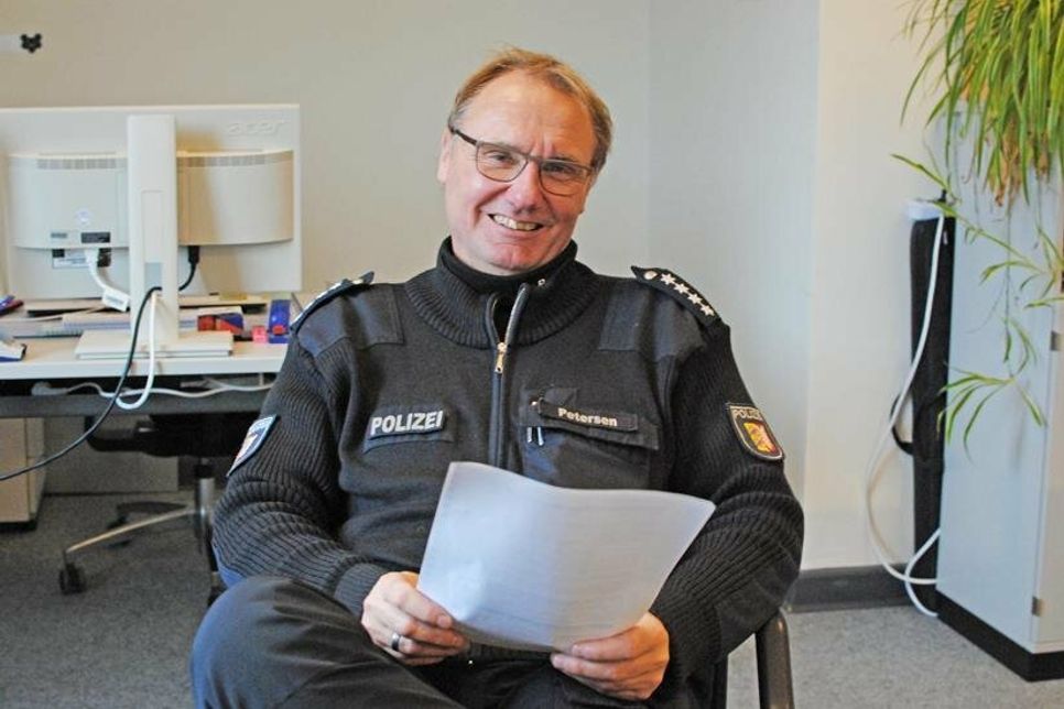 Polizeihauptkommissar Sven Petersen erläutert, warum die Unfallzahlen im Kreis Plön niedriger sind als in Kiel