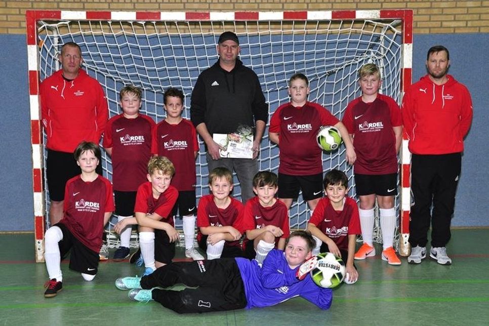 Die E1-Jugend Fußballer der SG Schönwalde/Hansühn freuen sich über einen neuen Trikotsatz, gesponsort von „Martin Kardel - Zimmerei und Holzbau“. Mit einem Restaurantgutschein bedankte sich die Jugend bei ihrem treuen Fan und Sponsor Martin Kardel und geht motiviert in die bevorstehende Rückrunde. (red)