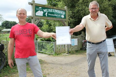 Bürgermeister Klaus Winter (re.) mit Museumsleiter Eckhard Schulte-Kersmecke und dem verlängerten Pachtvertrag.