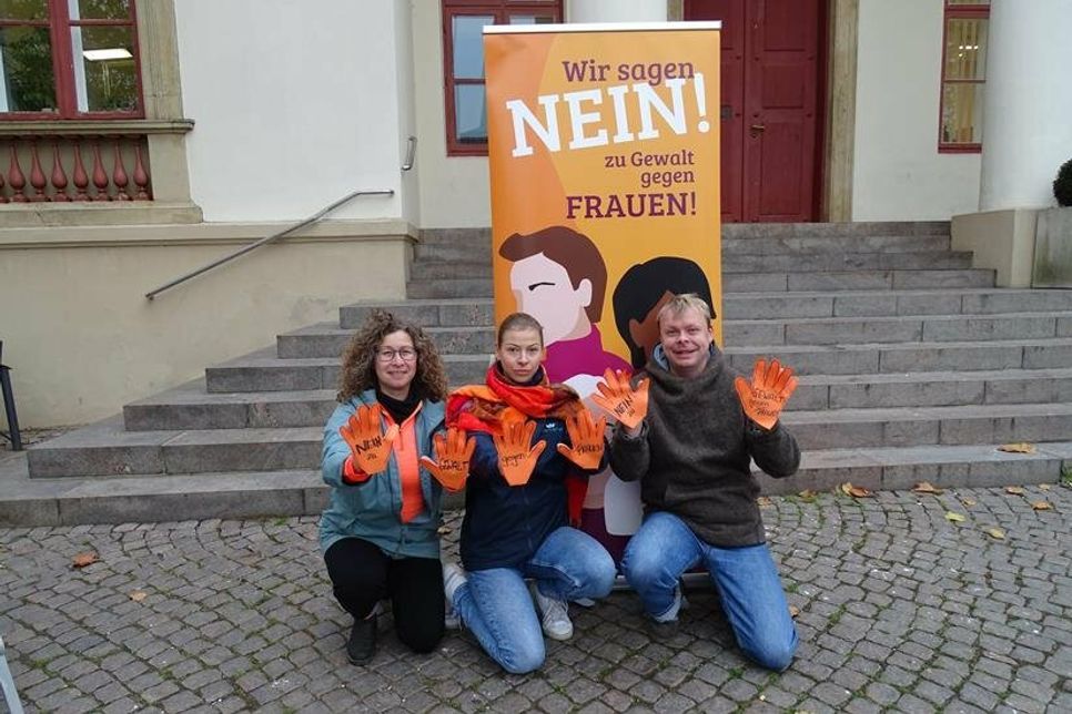 Aktion gegen Gewalt an Frauen vor dem Rathaus.