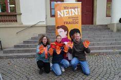 Aktion gegen Gewalt an Frauen vor dem Rathaus.