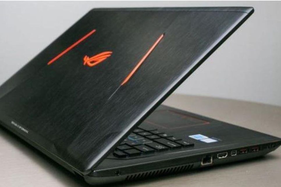 Auffallend an dem Laptop ist insbesondere ein orangefarbenes Emblem auf dem Deckel, welches von zwei orangen Linien flankiert wird.