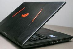 Auffallend an dem Laptop ist insbesondere ein orangefarbenes Emblem auf dem Deckel, welches von zwei orangen Linien flankiert wird.